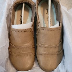 Easy Street Casual Slip-On Shoes Taupe Size 7W